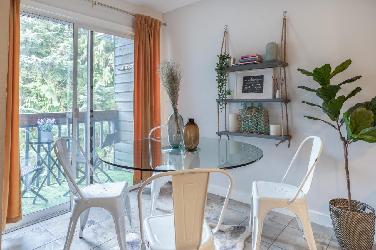 Updated Whistler Creek Studio With Parking 휘슬러 외부 사진