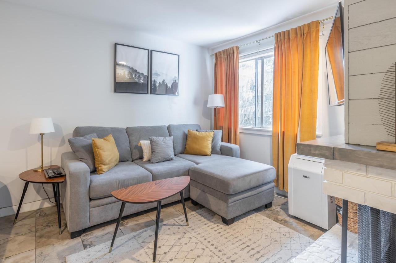 Updated Whistler Creek Studio With Parking 휘슬러 외부 사진