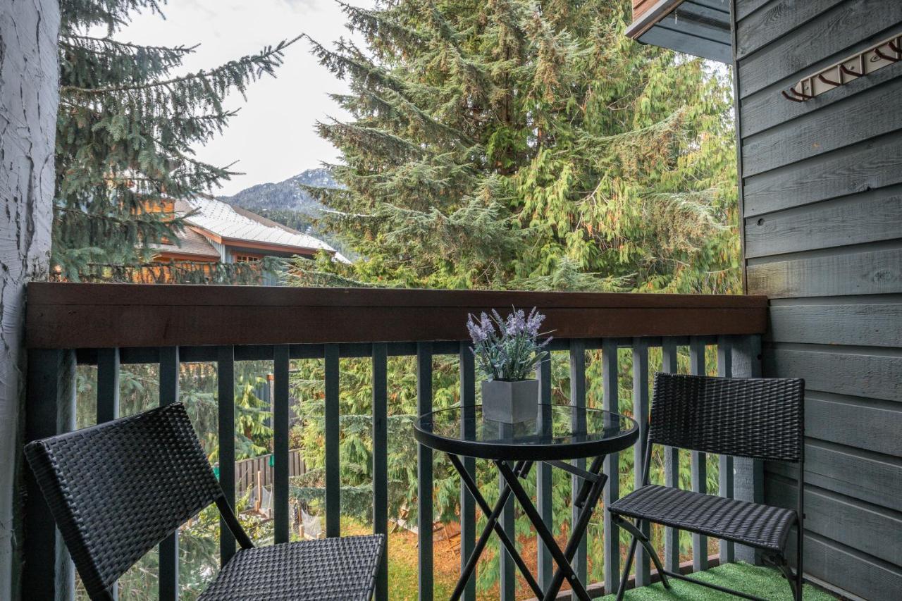 Updated Whistler Creek Studio With Parking 휘슬러 외부 사진