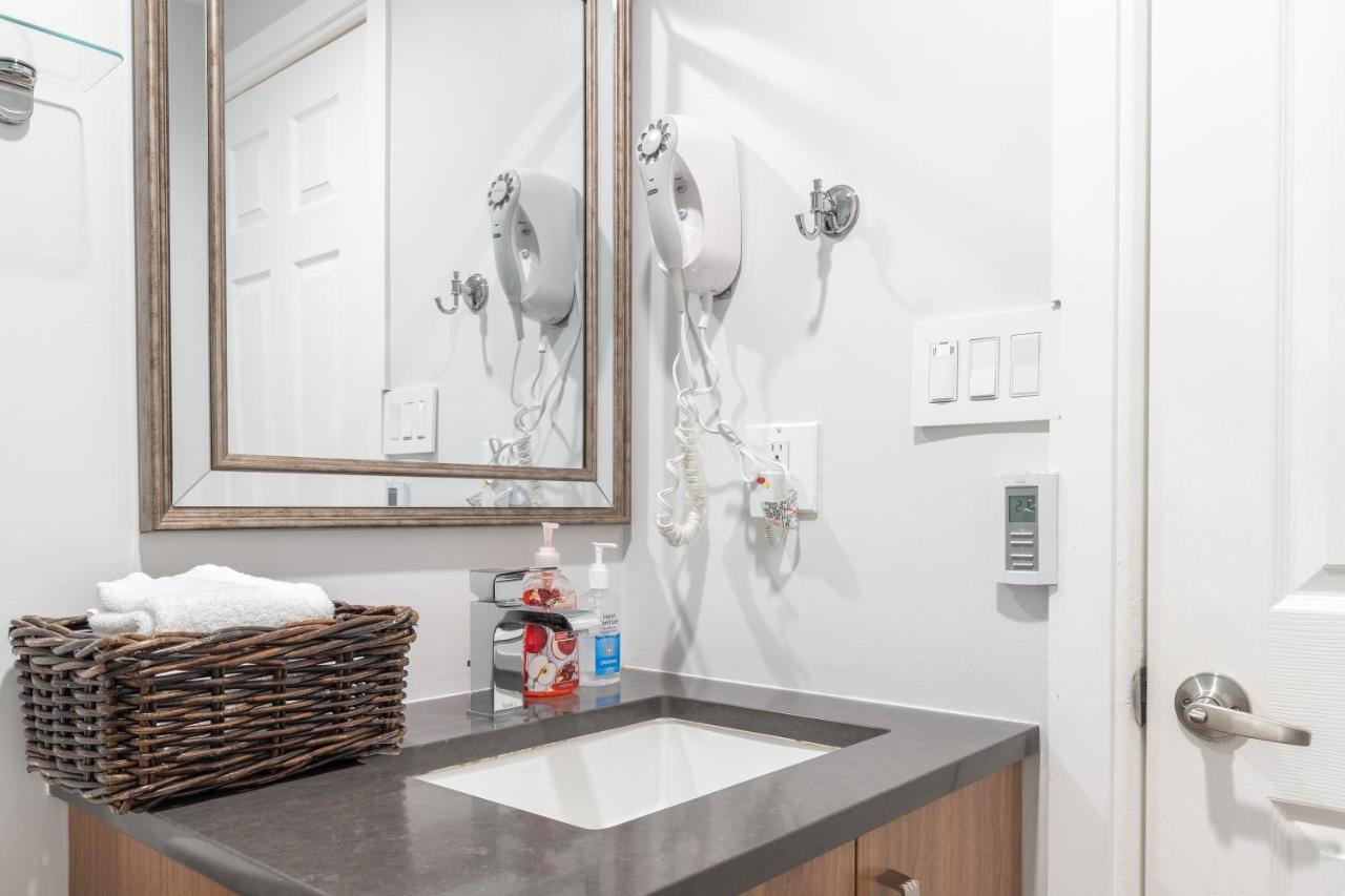 Updated Whistler Creek Studio With Parking 휘슬러 외부 사진